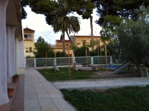 Edificio de Segundo Ciclo de Infantil visto desde el jardín del Primer Ciclo de Infantil