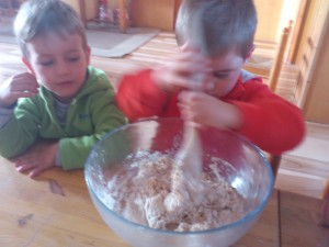 Los niños participan gustosos en la labor de amasar el pan.